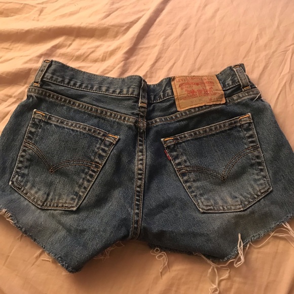 *limited edition* Levi shorts with cut out pockets - Picture 3 of 4